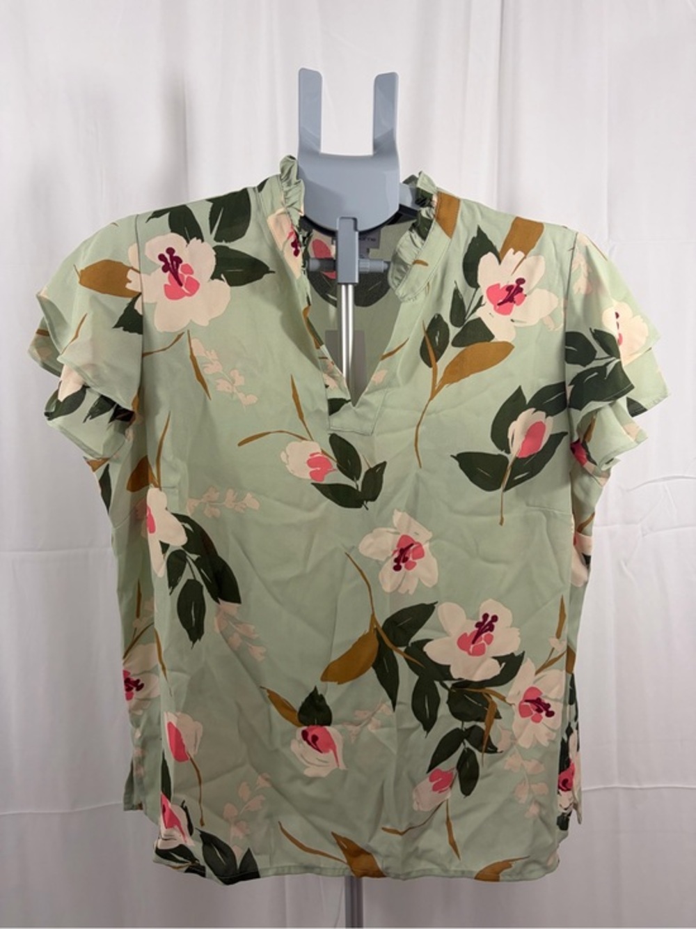 NWT Liz Claiborne Women’s Size LT Floral Green Floral V-Neck Blouse